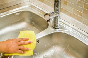 تمیز کردن سینک ظرفشویی.